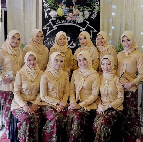 15 Ide Busana Bridesmaid Hijab 2022 beserta Harganya